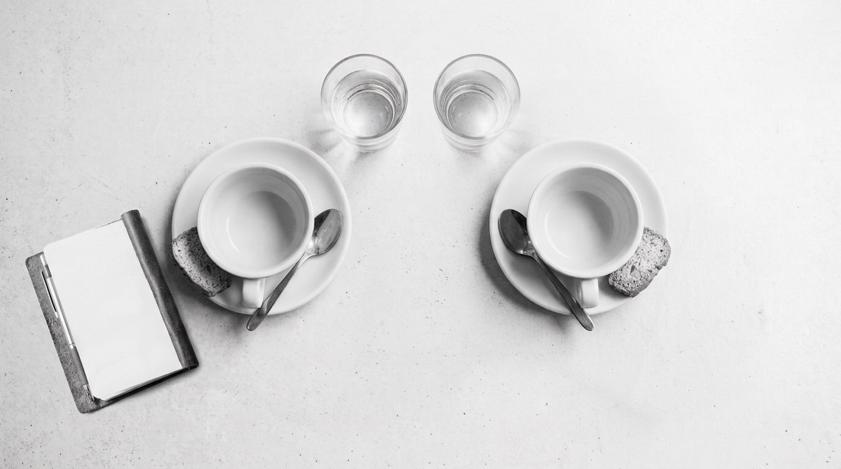 Dos cafés sobre una mesa, como inicio de una conversación